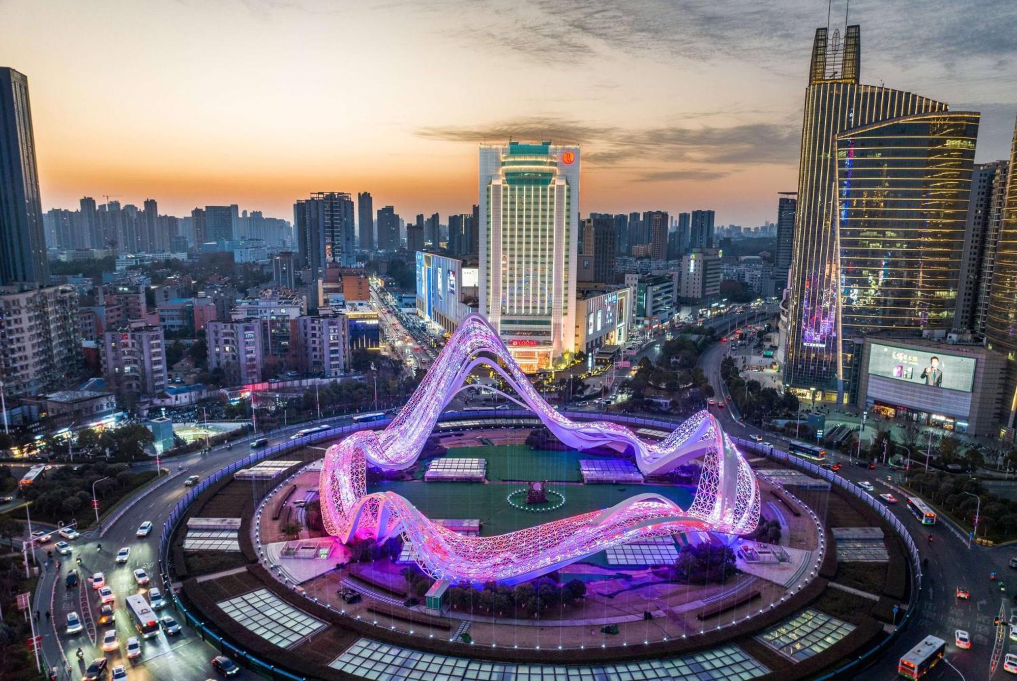 โรงแรมหวู่ฮั่นรามาดาพลาซ่าออปติคส์วัลเล่ย์ อู่ฮั่น ภายนอก รูปภาพ